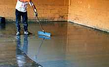 Pintura y Mortero Epoxi Pintando un recubrimiento industrial con pintura y mortero epoxi